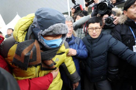 지지자들 향해 인사하는 황교안