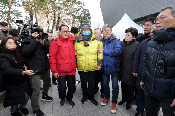 천막에서 나와 지지자들에게 향하는 황교안