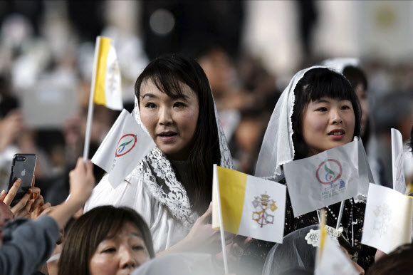 프란치스코 로마 가톨릭 교황이 일본 방문 사흘째인 25일(현지시간) 도쿄 돔에서 열린 미사에 도착하기를 신도들이 기다리고 있다. 교황이 일본 왕궁을 찾은 것은 1981년 요한 바오로 2세 교황의 방일 때에 이어 38년 만이다. AP 연합뉴스