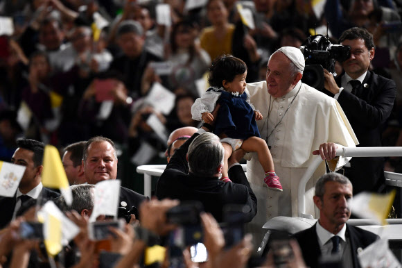 프란치스코 로마 가톨릭 교황이 일본 방문 사흘째인 25일(현지시간) 도쿄 돔에서 열린 미사에 차를 타고 들어서며 아이에게 축복 하고 있다. 교황이 일본 왕궁을 찾은 것은 1981년 요한 바오로 2세 교황의 방일 때에 이어 38년 만이다. AFP 연합뉴스