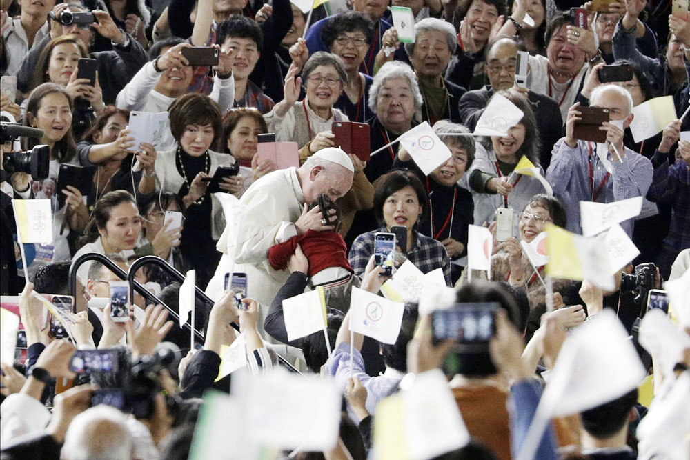 프란치스코 로마 가톨릭 교황이 일본 방문 사흘째인 25일(현지시간) 도쿄 돔에서 열린 미사에 차를 타고 들어서며 아이에게 축복의 키스를 하고 있다. 교황이 일본 왕궁을 찾은 것은 1981년 요한 바오로 2세 교황의 방일 때에 이어 38년 만이다. AP 연합뉴스