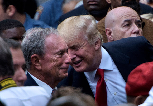 도널드 트럼프(오른쪽) 미국 대통령이 공화당 대선 후보 시절이던 2016년 9월 11일 뉴욕에서 열린 ‘9·11 테러 추모 행사’에서 마이클 블룸버그 전 뉴욕시장에게 귓속말을 하고 있다. 당시 블룸버그는 무소속이었다. 뉴욕 AFP 연합뉴스