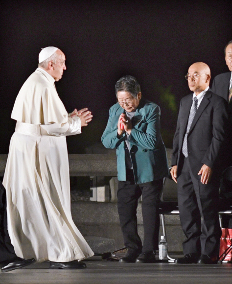 히로시마서 한국인 원폭 피해자 손잡은 교황