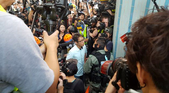 25일 홍콩이공대에 들어가려는 범민주 진영 구의원 당선자가 이공대를 봉쇄한 경찰과 언쟁을 벌이고 있다. 2019.11.26  연합뉴스
