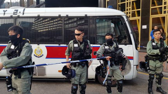 25일 침사추이 지역에서 홍콩이공대 내 시위대를 지지하는 집회가 열린 가운데 경찰들이 폴리스라인을 치며 이공대 출입구를 봉쇄하고 있다. 2019.11.26  연합뉴스