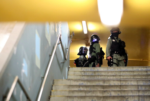 26일 오전 홍콩 이공대학 앞 육교에서 경찰들이 교내 출입을 통제하고 있다. 2019.11.26  연합뉴스