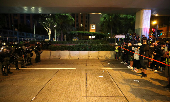 26일 오전 홍콩 이공대학 앞에서 시위대와 이를 막아서는 경찰이 서로 대치하고 있다. 2019.11.26  연합뉴스