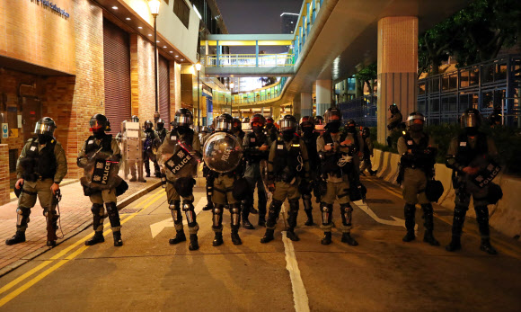 26일 오전 홍콩 이공대학 앞에서 경찰들이 시위대를 바라보며 길을 통제 하고 있다. 2019.11.26  연합뉴스