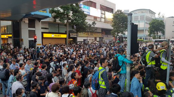 25일 침사추이 지역에서 홍콩이공대 내 시위대를 지지하는 집회가 열린 가운데 수백 명의 시민들이 이공대를 봉쇄한 경찰과 대치하고 있다. 2019.11.26  연합뉴스