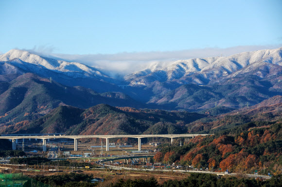 26일 강원도 강릉시내에서 바라본 대관령 정상부에 전날 내린 눈이 쌓여 겨울과 가을이 공존 하는 풍경을 연출하고 있다. 2019.11.26  연합뉴스