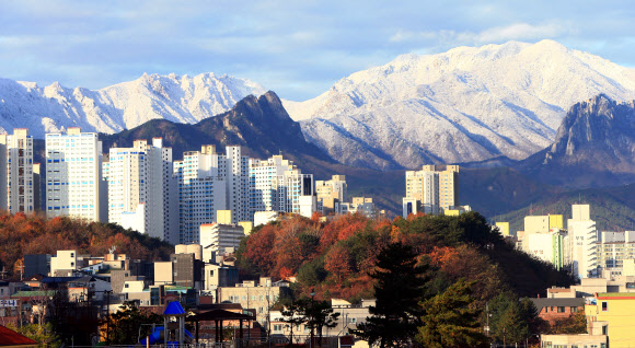 26일 강원도 속초 설악산 고지대에 쌓인 눈과 도심지 저지대에 남아 있는 단풍이 어울려 한폭의 풍경화를 연출하고 있다.2019.11.26  연합뉴스