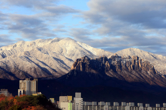 전날 내린 눈이 쌓인 설악산 자락에 26일 멋진 설경이 연출되고 있다. 2019.11.26  연합뉴스