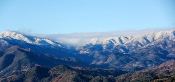 26일 강원 강릉시내에서 바라본 대관령 정상부에 전날 내린 눈이 남아 겨울 풍경을 연출하고 있다. 2019.11.26 연 합뉴스
