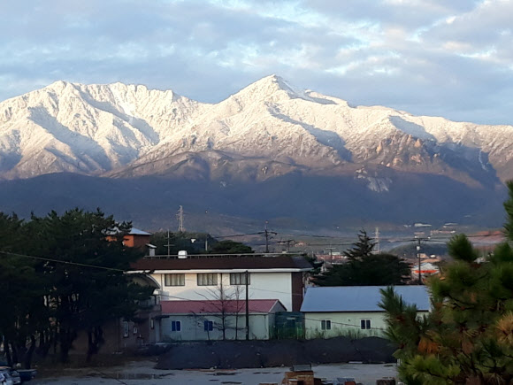 26일 오전 7시께 강원도 고성군 토성면에서 바라본 설악산에 눈이 덮여 있다. 2019.11.26  연합뉴스