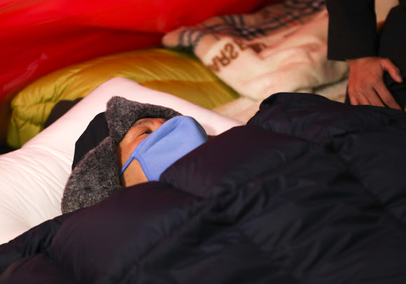 7일째 단식투쟁을 이어가고 있는 자유한국당 황교안 대표가 26일 농성장에 누워있다. 2019.11.26  연합뉴스