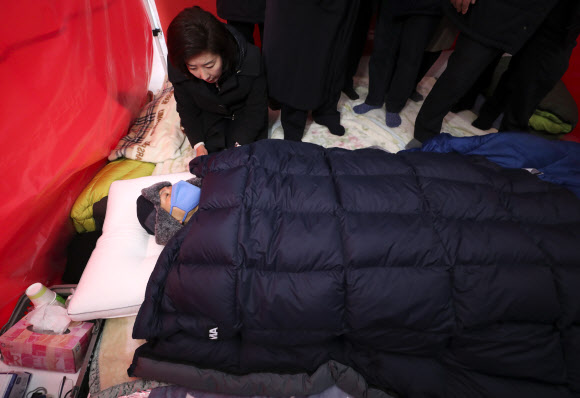 7일째 단식투쟁을 이어가고 있는 자유한국당 황교안 대표의 농성장을 찾은 나경원 원내대표가 26일 황 대표와 대화하고 있다. 2019.11.26  연합뉴스