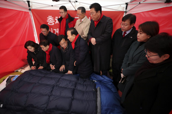 7일째 단식투쟁을 이어가고 있는 자유한국당 황교안 대표의 농성장을 찾은 나경원 원내대표를 비롯한 한국당 의원들이 황 대표와 대화를 하고 있다. 2019.11.26 연합뉴스