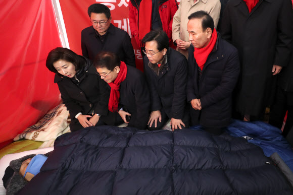 7일째 단식투쟁을 이어가고 있는 자유한국당 황교안 대표의 농성장을 찾은 나경원 원내대표를 비롯한 한국당 의원들이 26일 황 대표와 대화를 하고 있다. 2019.11.26  연합뉴스