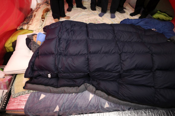 7일째 단식투쟁을 이어가고 있는 자유한국당 황교안 대표가 26일 청와대 앞 농성장에 누워있다. 2019.11.26  연합뉴스