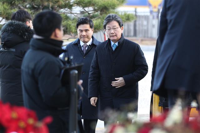 바른미래당 유승민 의원이 26일 오전 이레째 단식투쟁을 이어가고 있는 자유한국당 황교안 대표의 청와대 앞 농성장을 찾고 있다. 2019.11.26 뉴스1