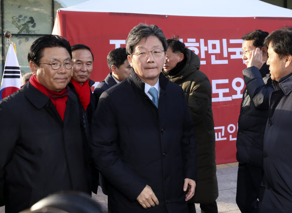 26일 오전 7일째 단식투쟁을 이어가고 있는 자유한국당 황교안 대표의 청와대 앞 농성장을 찾은 바른미래당 유승민 의원이 황 대표와 대화를 마친 후 농성장을 나서고 있다. 2019.11.26 연합뉴스