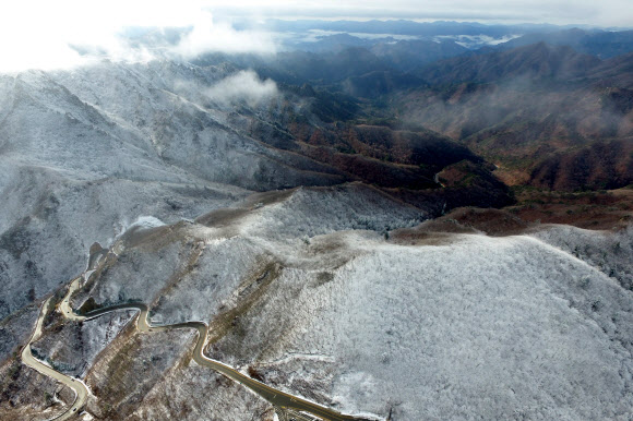 26일 오전 강원 양양군 한계령 일원에 전날 내린 눈이 쌓여 겨울 풍경을 연출하고 있다. 2019.11.26  연합뉴스