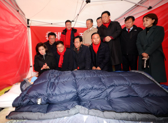 황교안 대표 단식투쟁 현장 찾은 나경원