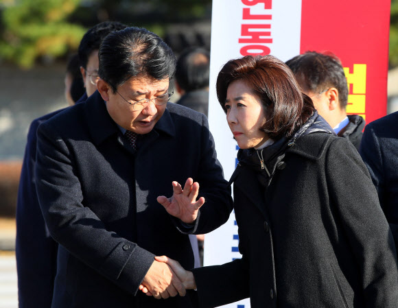 논의하는 나경원 정용기