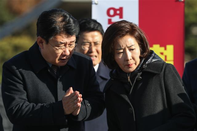 나경원 자유한국당 원내대표와 정용기 정책위의장이 25일 서울 청와대 분수대 앞에서 열린 최고위원회의에서 대화를 하고 있다. 2019.11.26 뉴스1