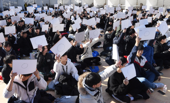 26일 서울 용산구 민주인권기념관(옛 남영동 대공분실)에서 민주화운동기념사업회가 주최한 3.1운동 및 대한민국임시정부수립 100주년 기념 민주인권평화 박람회, 민주주의 100년 대동한마당 청소년 퀴즈대회에서 수능이 끝난 백운고등학교 3학년 학생들이 문제 답안지를 들어보이고 있다. 2019.11.26 오장환 기자 5zzang@seoul.co.kr