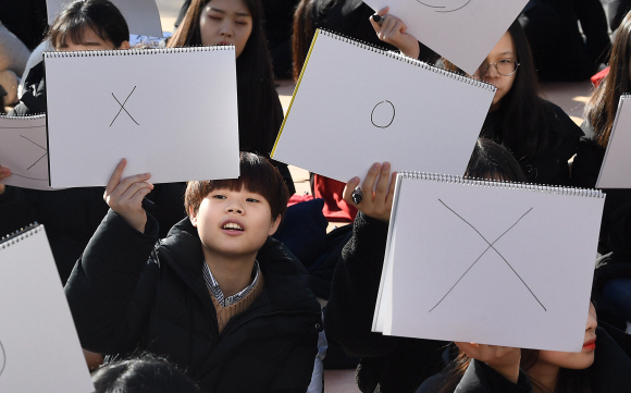 26일 서울 용산구 민주인권기념관(옛 남영동 대공분실)에서 민주화운동기념사업회가 주최한 3.1운동 및 대한민국임시정부수립 100주년 기념 민주인권평화 박람회, 민주주의 100년 대동한마당 청소년 퀴즈대회에서 수능이 끝난 백운고등학교 3학년 학생들이 문제 답안지를 들어보이고 있다. 2019.11.26 오장환 기자 5zzang@seoul.co.kr