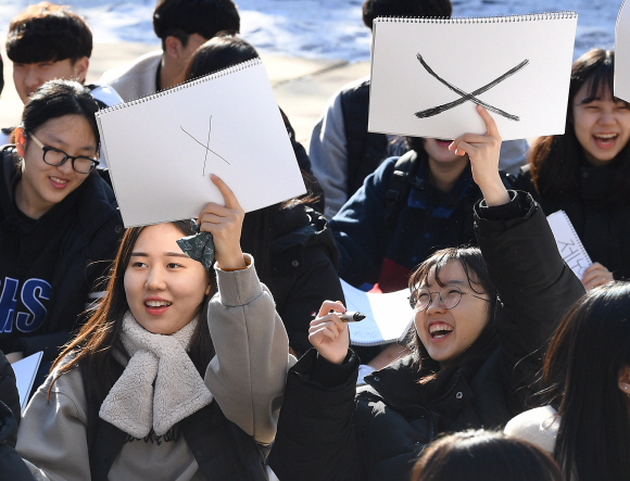 26일 서울 용산구 민주인권기념관(옛 남영동 대공분실)에서 민주화운동기념사업회가 주최한 3.1운동 및 대한민국임시정부수립 100주년 기념 민주인권평화 박람회, 민주주의 100년 대동한마당 청소년 퀴즈대회에서 수능이 끝난 백운고등학교 3학년 학생들이 문제 답안지를 들어보이고 있다. 2019.11.26 오장환 기자 5zzang@seoul.co.kr