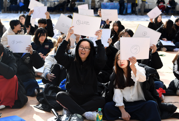 26일 서울 용산구 민주인권기념관(옛 남영동 대공분실)에서 민주화운동기념사업회가 주최한 3.1운동 및 대한민국임시정부수립 100주년 기념 민주인권평화 박람회, 민주주의 100년 대동한마당 청소년 퀴즈대회에서 수능이 끝난 백운고등학교 3학년 학생들이 문제 답안지를 들어보이고 있다. 2019.11.26 오장환 기자 5zzang@seoul.co.kr