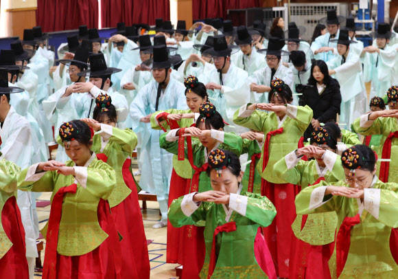 26일 오전 대전시 서구 갈마동 둔원고등학교에서 열린 전통성년례에서 고3 학생들이 예법을 익히고 있다. 2019.11.26  연합뉴스