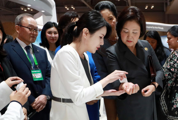 한·아세안 특별정상회의 부대행사로 26일 오전 부산 벡스코에서 열린 ‘K뷰티 페스티벌’에 문재인 대통령 부인 김정숙 여사와 아세안 정상 부인들이 참석, 아모레퍼시픽그룹 부스에서 제품을 보고 있다. 왼쪽은 배동현 아모레퍼시픽 그룹 사장. 2019.11.26  연합뉴스