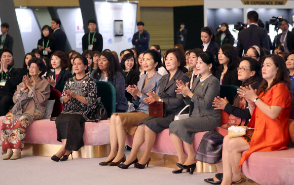 26일 오전 부산 벡스코에서 열린 ‘K뷰티 페스티벌’ 특별행사에서 문재인 대통령 부인 김정숙 여사와 아세안 각국 정상 부인이 공연을 관람하고 있다. 2019.11.26  연합뉴스
