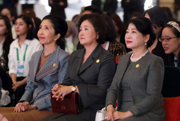26일 오전 부산 벡스코에서 열린 ‘K뷰티 페스티벌’ 특별행사에서 문재인 대통령 부인 김정숙 여사와 아세안 각국 정상 부인이 공연을 관람하고 있다. 2019.11.26  연합뉴스