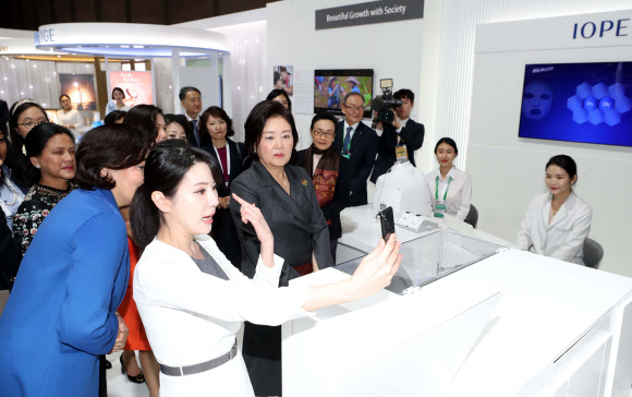 26일 오전 부산 벡스코에서 열린 ‘K뷰티 페스티벌’ 특별행사에서 문재인 대통령 부인 김정숙 여사와 아세안 각국 정상 부인이 한국의 뷰티 기업인 아모레퍼시픽 전시장을 둘러보고 있다. 중소벤처기업부가 ‘아세안의 아름다움, 함께 이루는 꿈’(ASEAN Beauty, Make up Our Dreams)이라는 슬로건으로 마련한 이 행사는 K뷰티를 통해 한국과 동남아국가연합(ASEAN,아세안)이 연대하는 자리다. 2019.11.26  연합뉴스