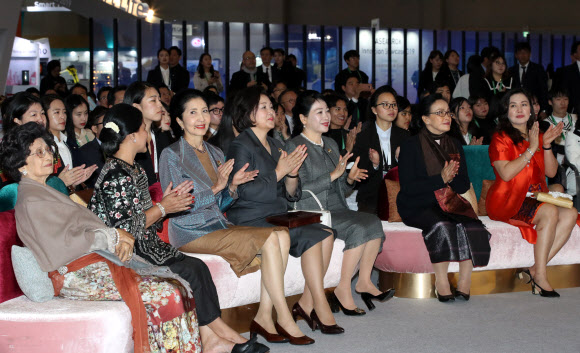 한?아세안 특별정상회의 부대행사로 26일 오전 부산 벡스코에서 열린 ‘K뷰티 페스티벌’에 문재인 대통령 부인 김정숙 여사와 아세안 정상 부인들이 참석, 걸그룹 ‘우주소녀’ 공연을 관람하고 있다. 왼쪽부터 마하티르 빈 모하맛 말레이시아 총리 부인 시티 하스마흐 여사, 조코 위도도 인도네시아 대통령 부인 이리아나 조코 위도도 여사, 쁘라윳 짠오차 태국 총리 부인 나라펀 짠오차 여사, 김정숙 여사, 응우옌 쑤언 푹 베트남 총리 부인 응우옌 투 여사, 통룬 시술릿 라오스 총리 부인 날리 시술릿 여사, 로드리고 두테르테 필리핀 대통령 부인 시엘리토 아반세냐 여사. 2019.11.26  연합뉴스