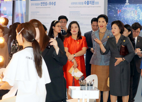 26일 오전 부산 벡스코에서 열린 ‘K뷰티 페스티벌’ 특별행사에서 문재인 대통령 부인 김정숙 여사와 아세안 각국 정상 부인이 전시장을 둘러보고 있다. 중소벤처기업부가 ‘아세안의 아름다움, 함께 이루는 꿈’(ASEAN Beauty, Make up Our Dreams)이라는 슬로건으로 마련한 이 행사는 K뷰티를 통해 한국과 동남아국가연합(ASEAN,아세안)이 연대하는 자리다. 2019.11.26  연합뉴스