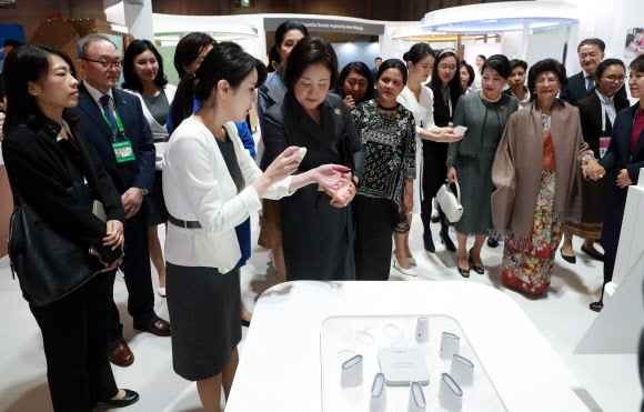 26일 오전 부산 벡스코에서 한?아세안 특별정상회의 부대행사로 열린 ‘K뷰티 페스티벌’에서 문재인 대통령 부인 김정숙 여사가 태국, 베트남, 인도네시아, 라오스, 말레이시아, 필리핀 정상 부인들과 함께 아모레퍼시픽 전시관을 관람하고 있다. 2019.11.26  연합뉴스