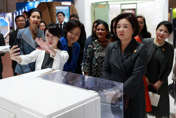 26일 오전 부산 벡스코에서 한?아세안 특별정상회의 부대행사로 열린 ‘K뷰티 페스티벌’에서 문재인 대통령 부인 김정숙 여사가 태국, 베트남, 인도네시아, 라오스, 말레이시아, 필리핀 정상 부인들과 함께 아모레퍼시픽 전시관을 관람하고 있다. 2019.11.26  연합뉴스