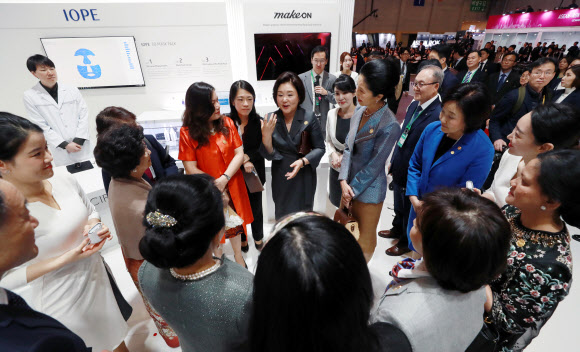 26일 오전 부산 벡스코에서 한?아세안 특별정상회의 부대행사로 열린 ‘K뷰티 페스티벌’에서 문재인 대통령 부인 김정숙 여사가 태국, 베트남, 인도네시아, 라오스, 말레이시아, 필리핀 정상 부인들에게 한국 뷰티를 알리고 있다. 2019.11.26  연합뉴스