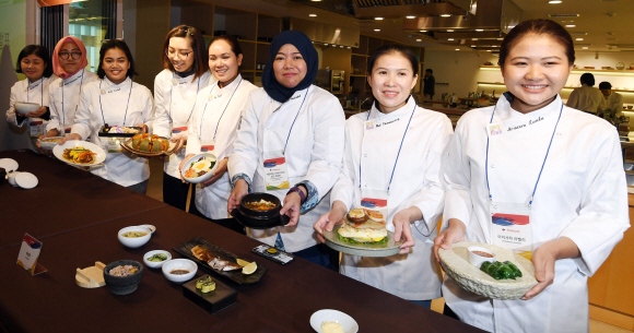 아세안 8개국의 참가자들이 26일 서울 중구 한식문화관에서 열린 ‘한?아세안 특별정상회의 연계 아세안 한식요리 콘테스트 결승’에서 자신이 요리한 음식을 들고 기념사진을 찍고 있다. 2019. 11.26 박윤슬 기자 seul@seoul.co.kr