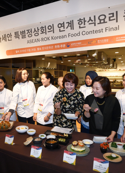 26일 서울 중구 한식문화관에서 열린 ‘한?아세안 특별정상회의 연계 아세안 한식요리 콘테스트 결승’에서 심사위원들이 요리를 맛보고 있다. 2019. 11.26 박윤슬 기자 seul@seoul.co.kr