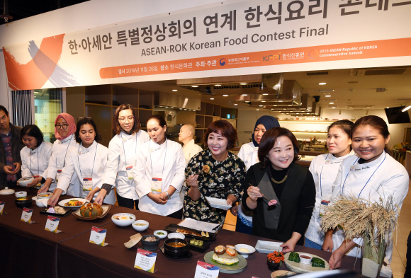 26일 서울 중구 한식문화관에서 열린 ‘한?아세안 특별정상회의 연계 아세안 한식요리 콘테스트 결승’에서 심사위원들이 요리를 맛보고 있다. 2019. 11.26 박윤슬 기자 seul@seoul.co.kr