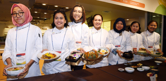 아세안 8개국의 참가자들이 26일 서울 중구 한식문화관에서 열린 ‘한?아세안 특별정상회의 연계 아세안 한식요리 콘테스트 결승’에서 자신이 요리한 음식을 들고 기념사진을 찍고 있다. 2019. 11.26 박윤슬 기자 seul@seoul.co.kr