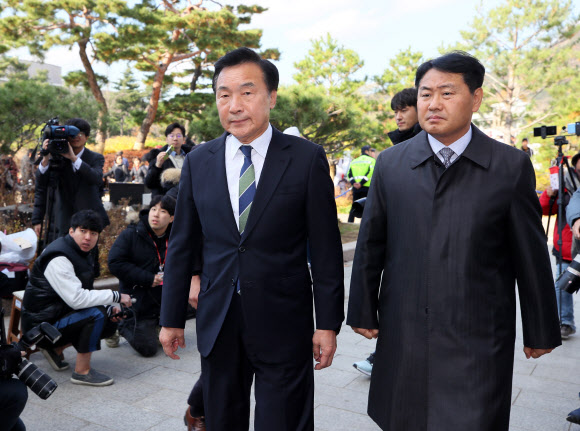 바른미래당 손학규 대표(왼쪽)와 김관영 최고위원이 26일 청와대 분수대 인근 천막에서 단식농성 중인 자유한국당 황교안 대표를 방문하고 있다.  2019.11.26  연합뉴스