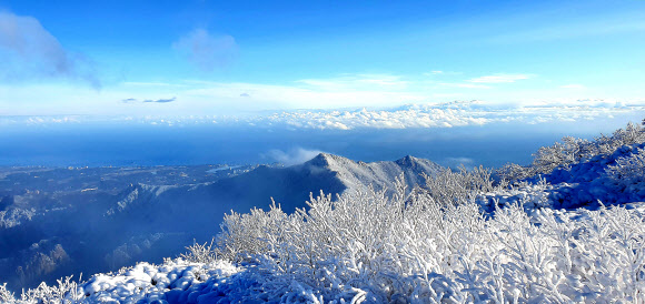 26일 강원 속초시 설악산국립공원 대청봉 일원에 전날 내린 눈이 쌓여 겨울 풍경을 연출하고 있다. 2019.11.26  설악산국립공원 제공
