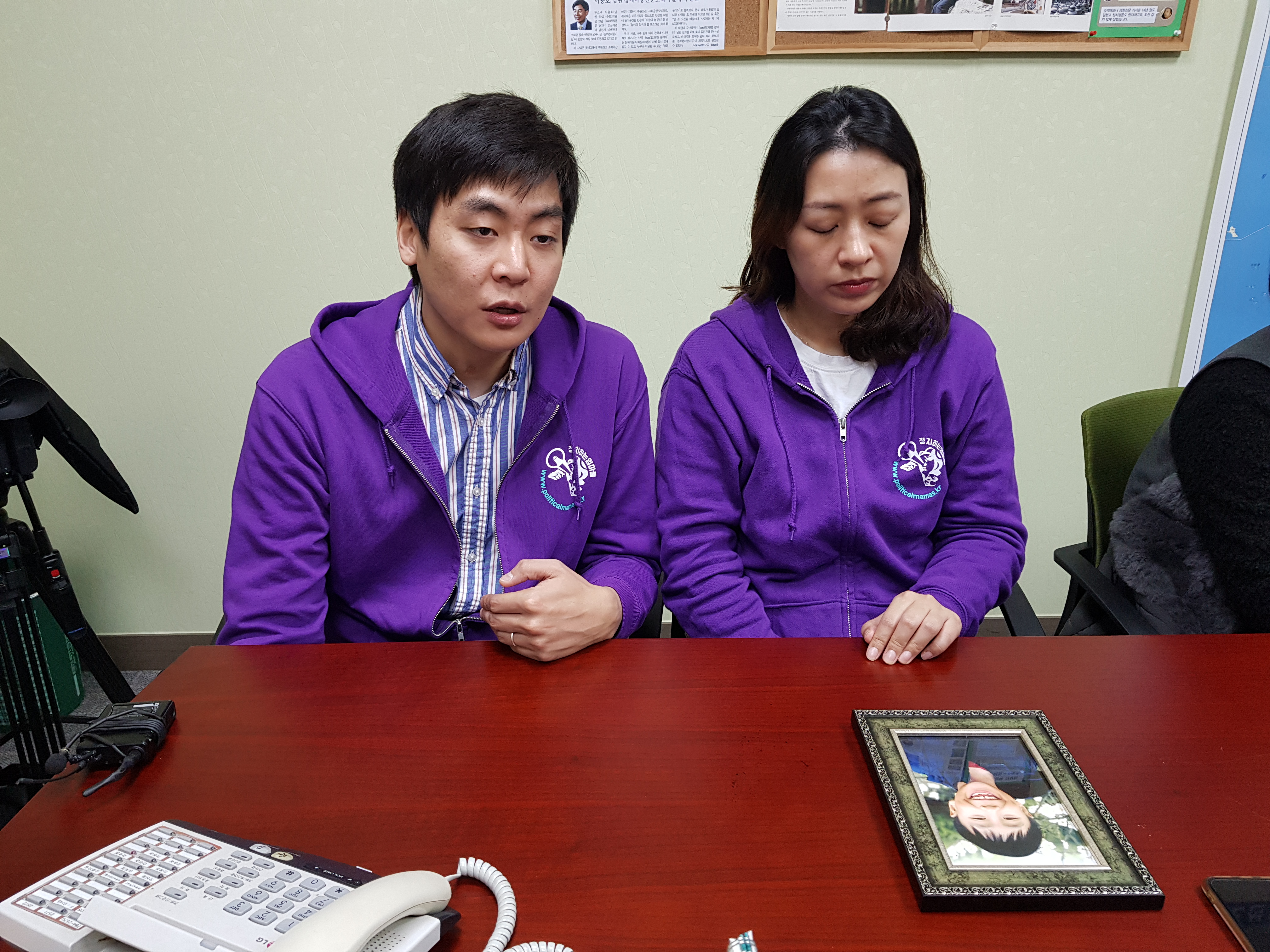 김태호군의 아버지 김장회(왼쪽)씨와 어머니 이소현씨가 고 이해 26일 오전 국회 의원회관 이용호 의원실에서 이날 당정 협의 결과에 대한 심정을 이야기하고 있다. 신형철 기자 hsdori@seoul.co.kr